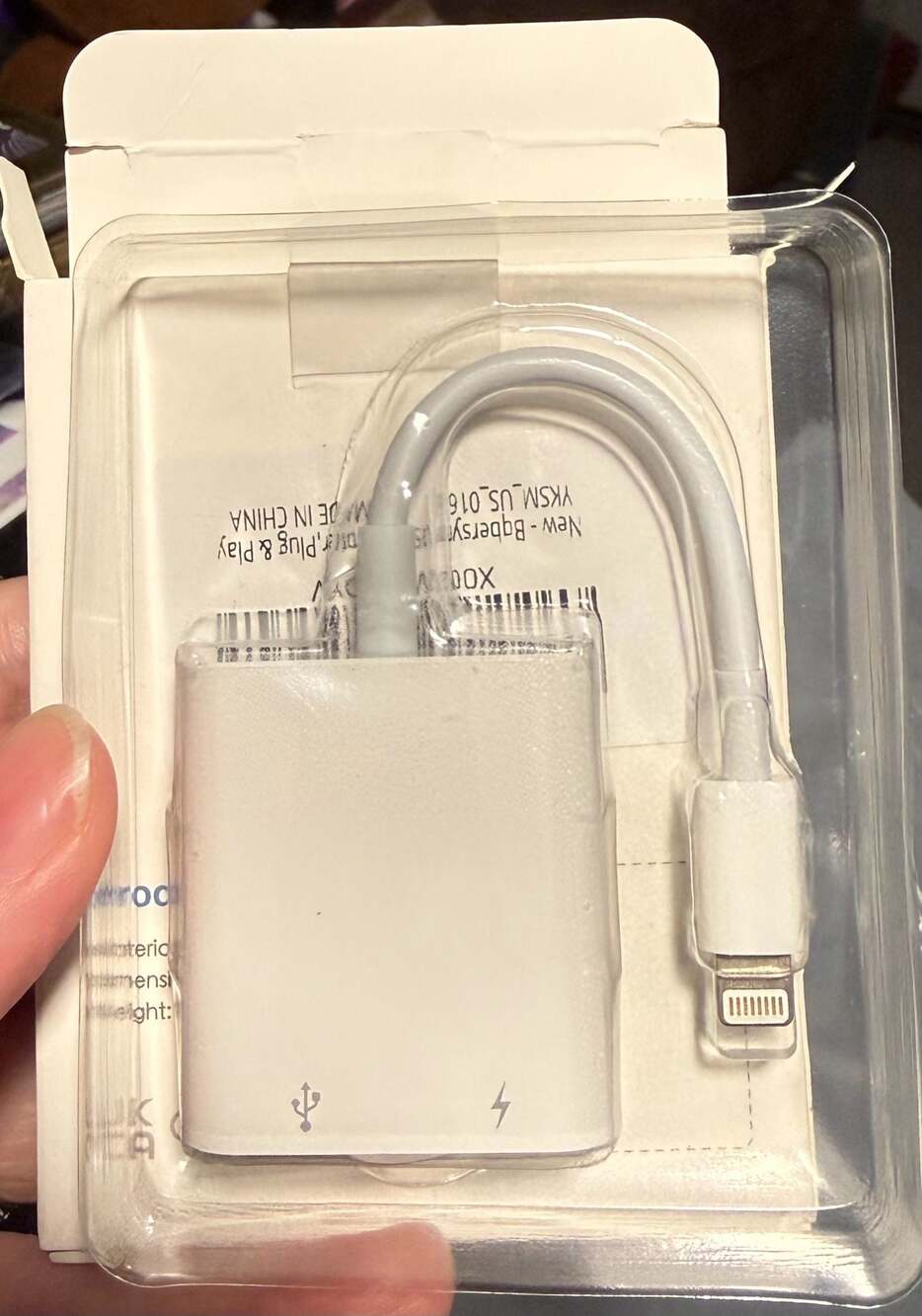 Lightning to USB Camera Adapter with Charging Port - Picture 4 of 5